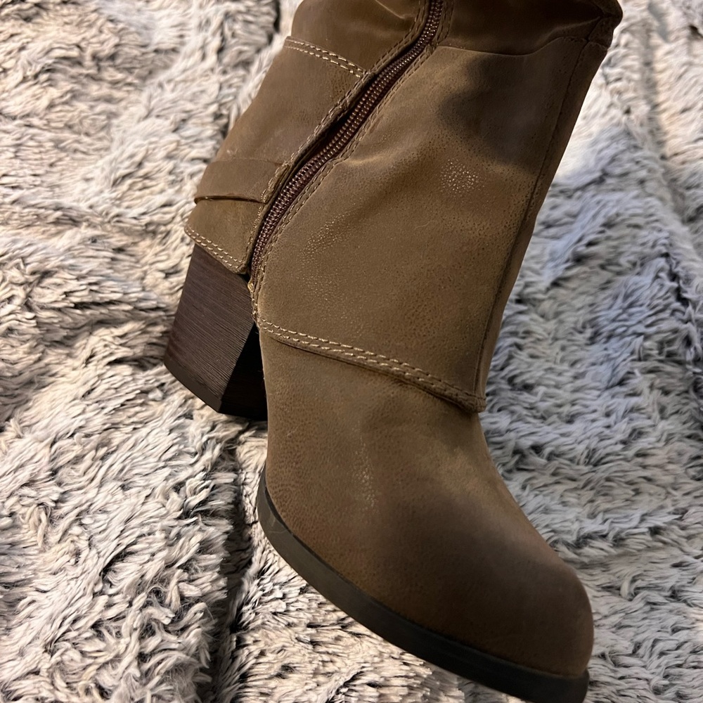 Fergalicious by Fergie tan boots size 7.5 woman
